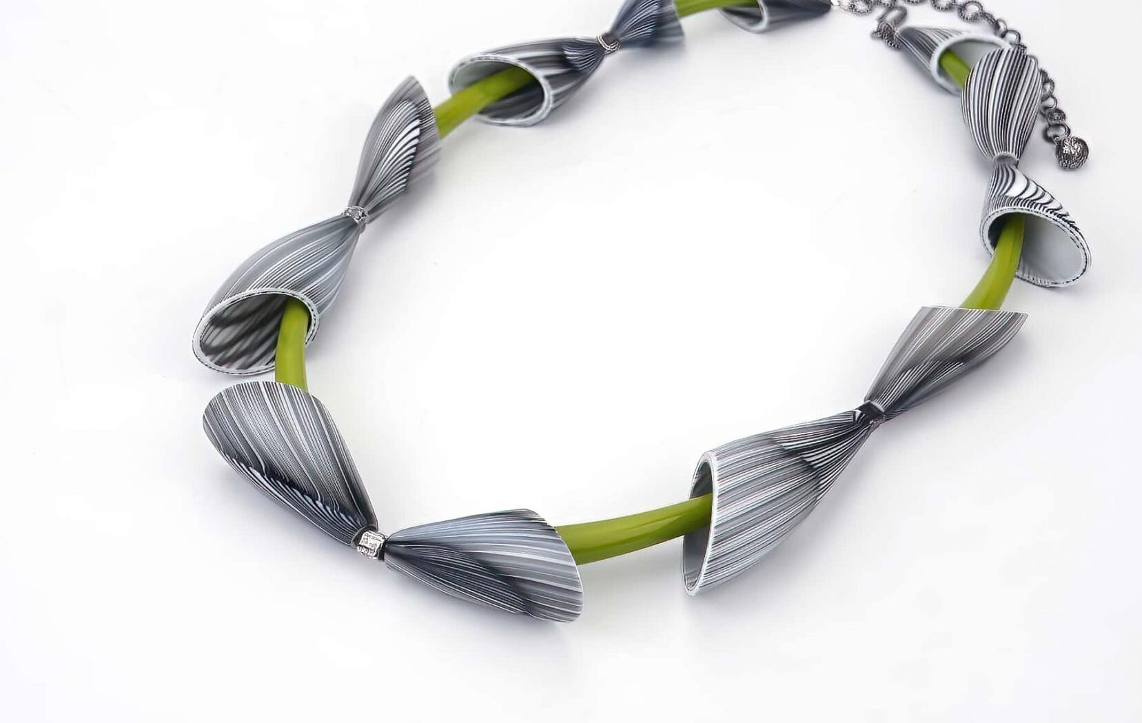 |green| WEB NECKLACE - Image 2