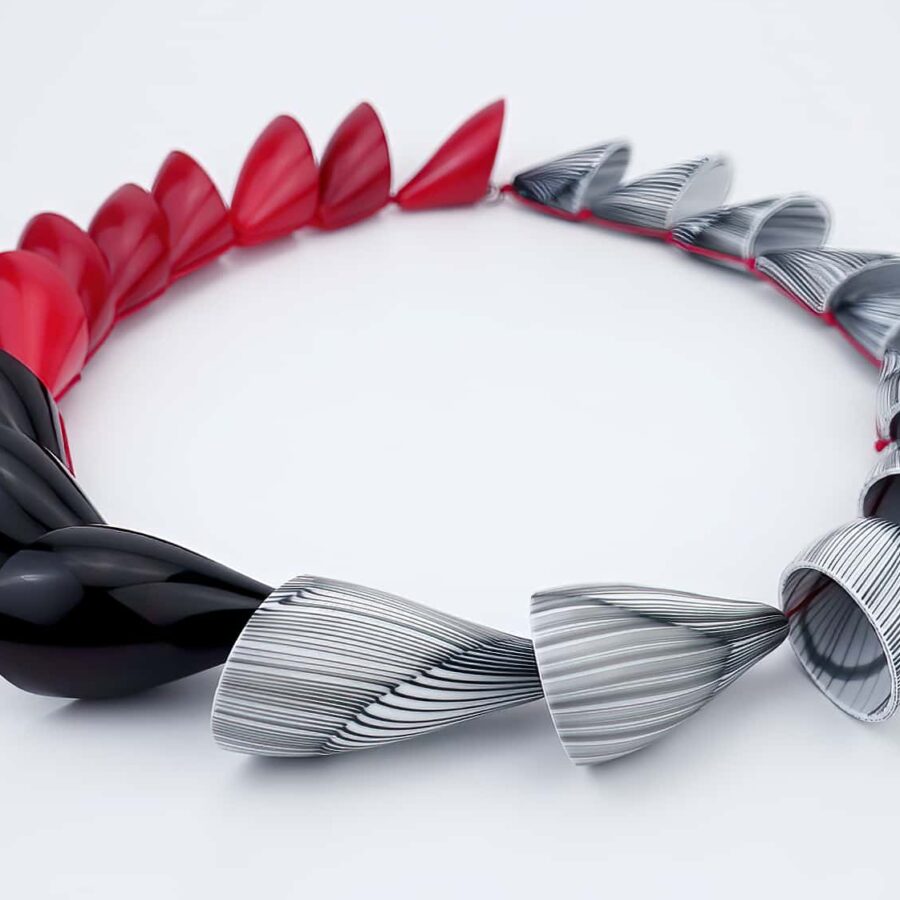 |red|white|black| WEB NECKLACE