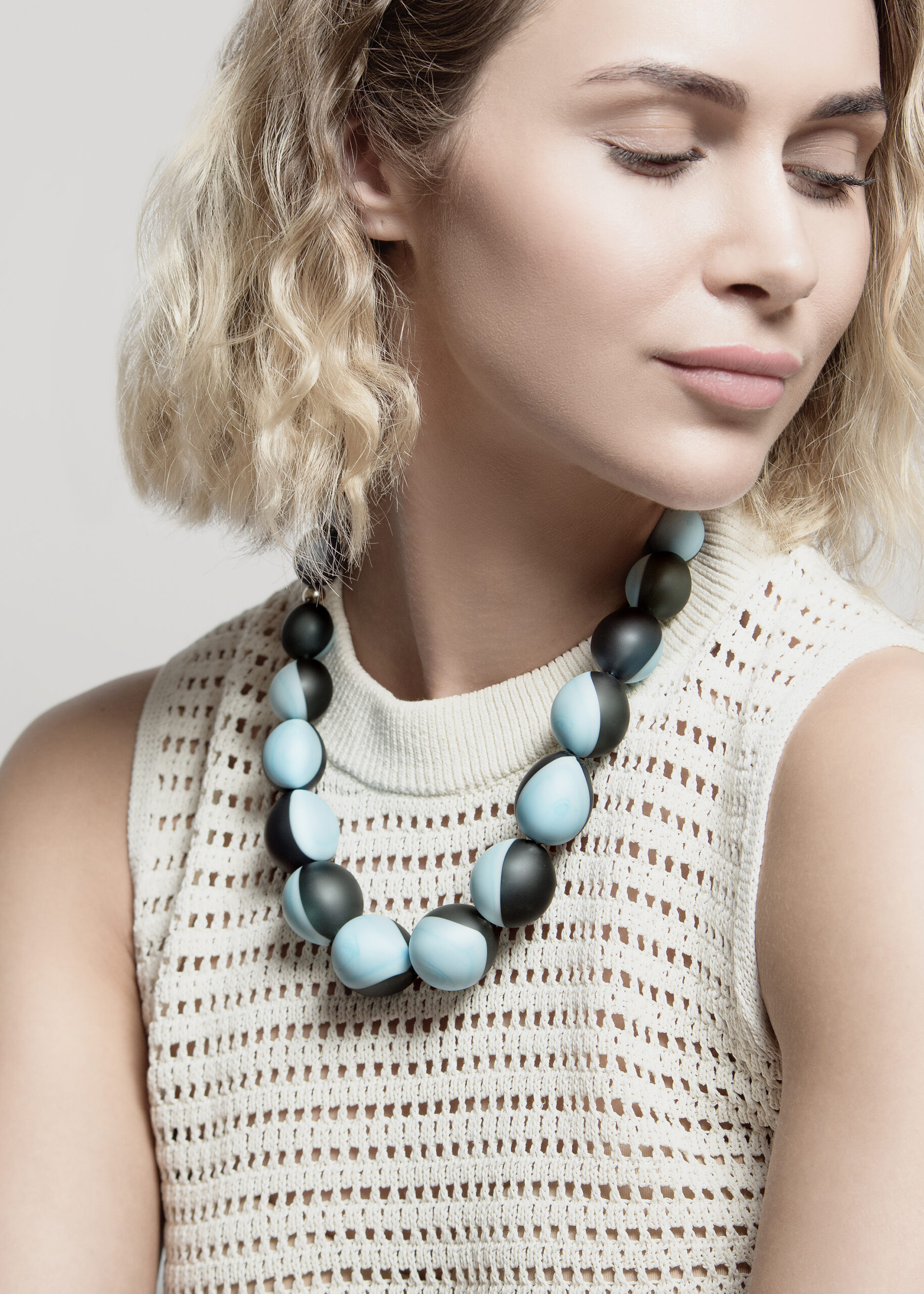 |blue|grey| OVAL LINE NECKLACE - Image 6