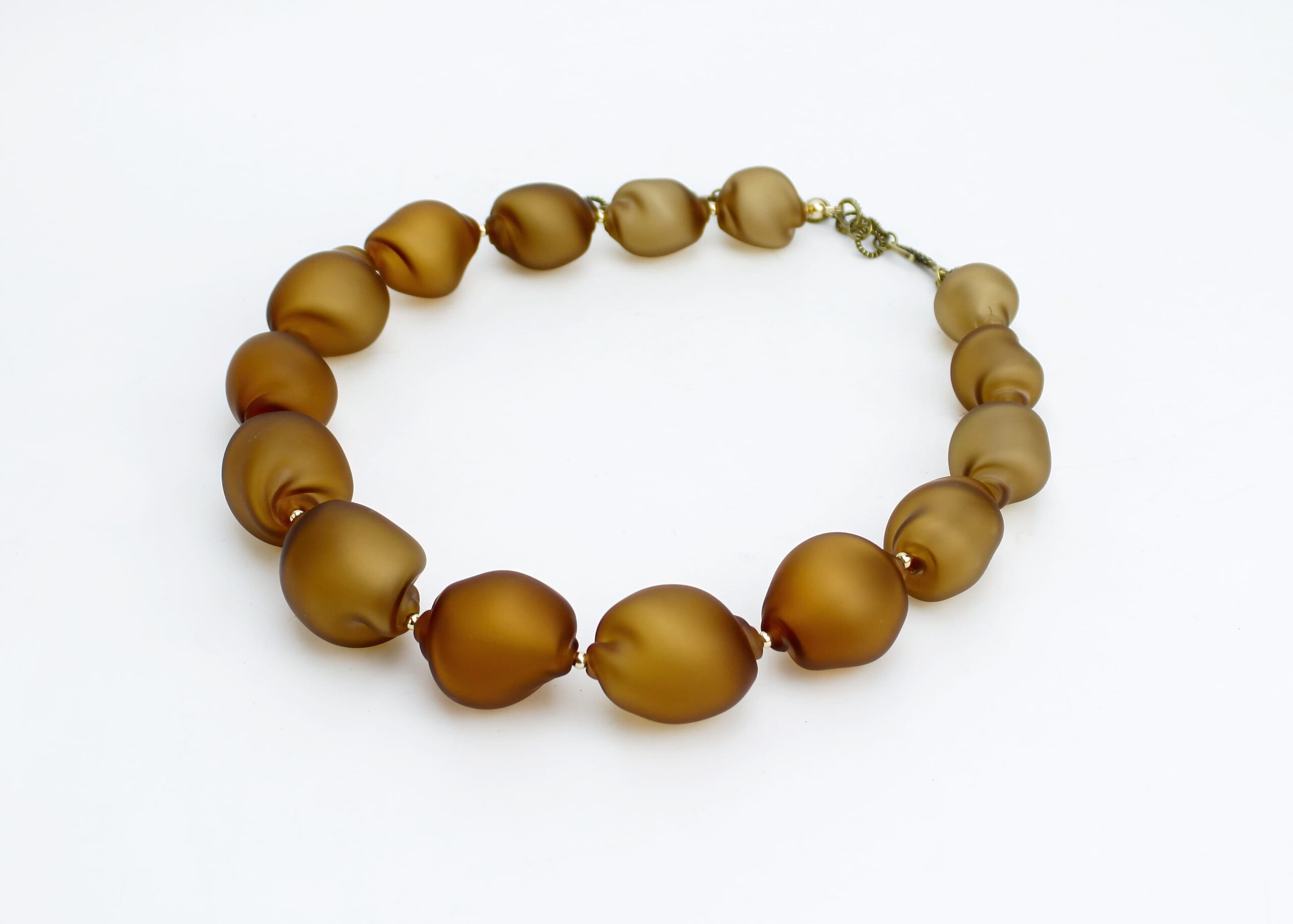|amber| CURVED LINE NECKLACE - Image 3