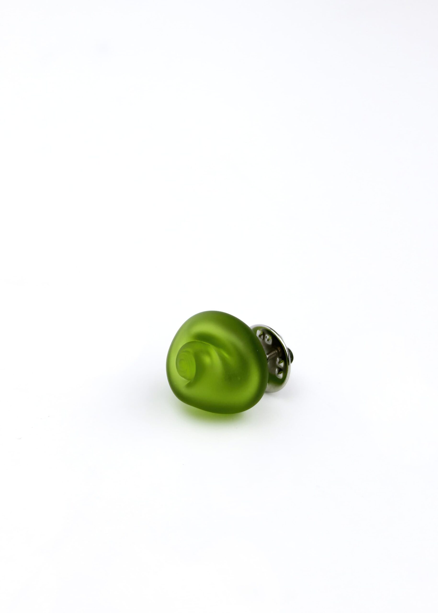 CURVED LINE LAPEL PIN |olive green| - Image 4