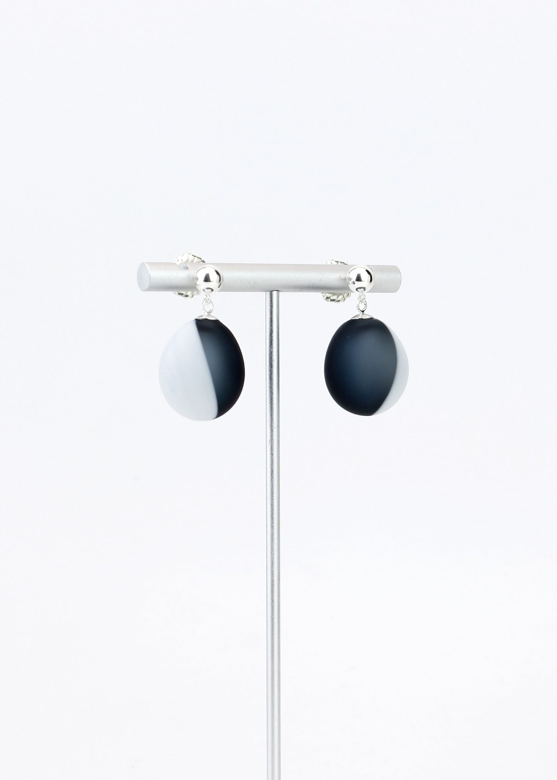 OVAL LINE EARRINGS |black|white| - Image 2
