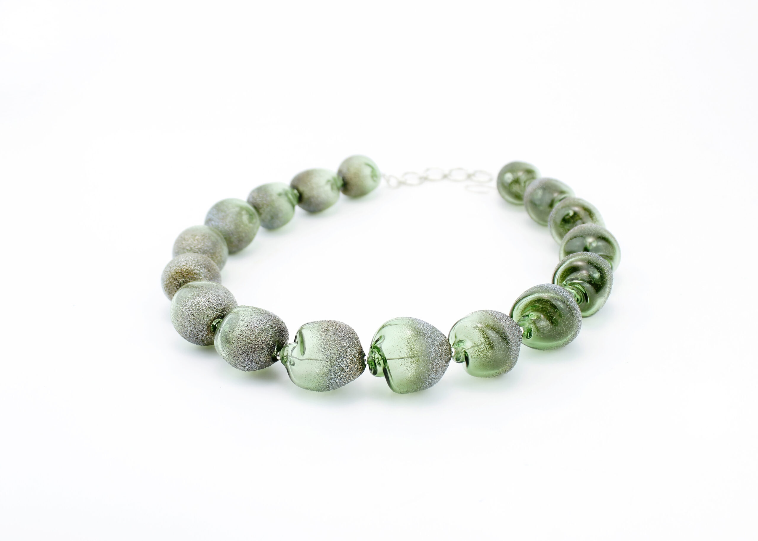 |pale green | CURVED LINE NECKLACE SILVER DUST - Image 2