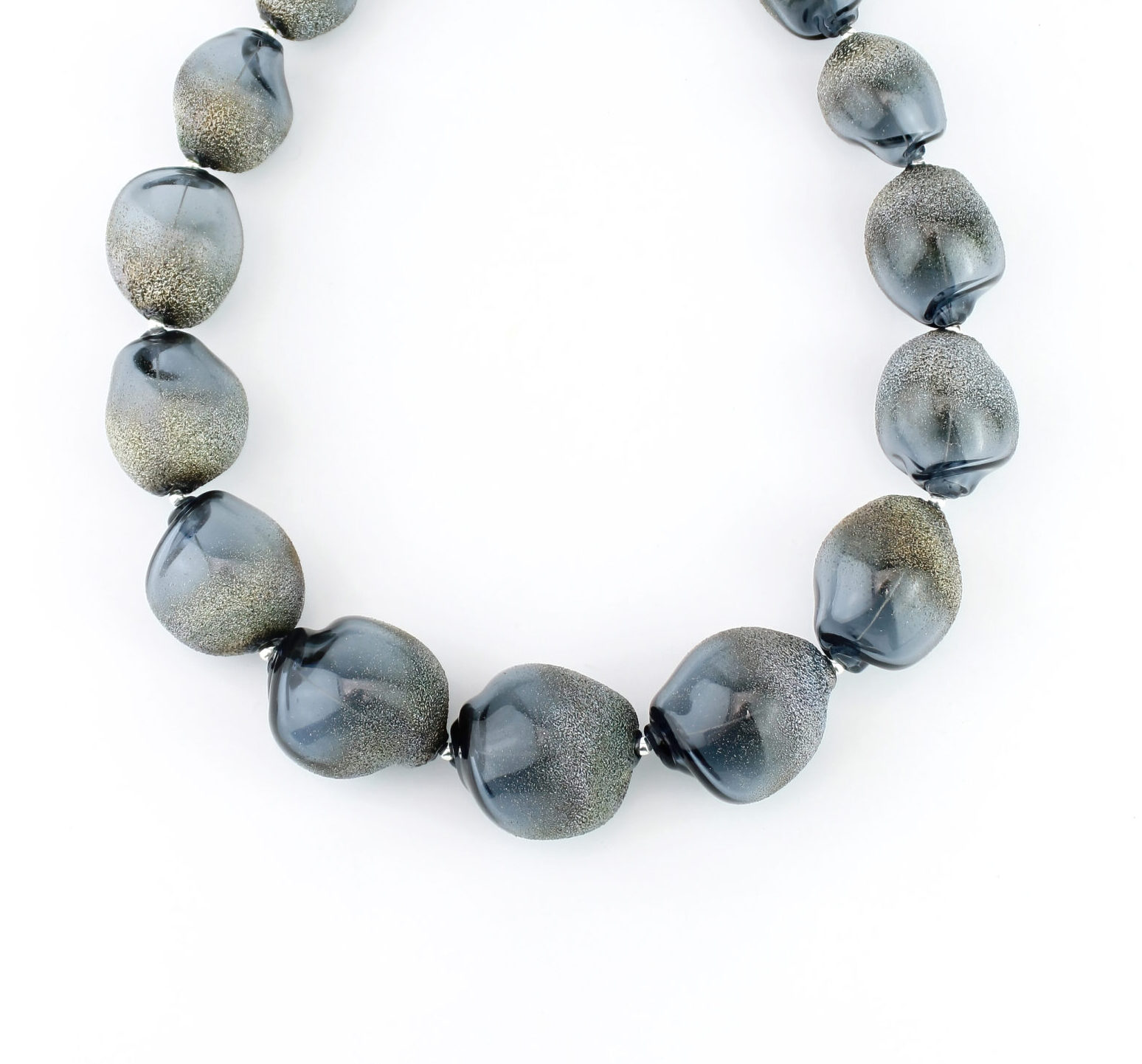 |dark grey| CURVED LINE NECKLACE SILVER DUST
