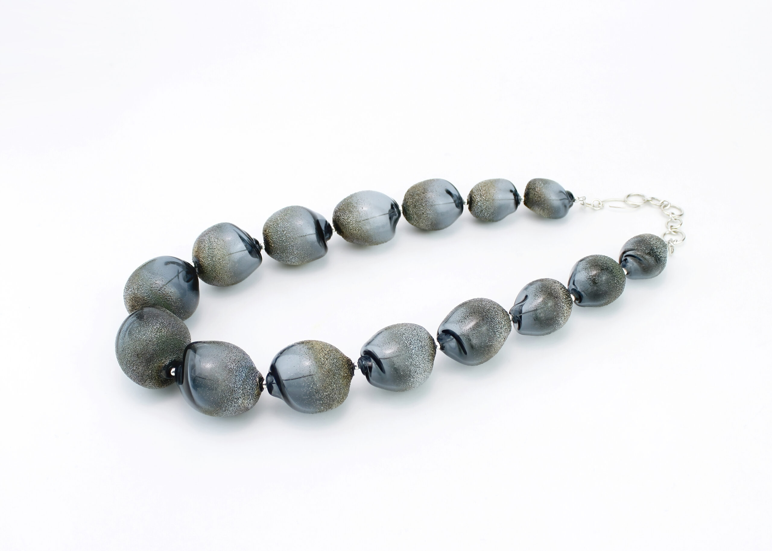 |dark grey| CURVED LINE NECKLACE SILVER DUST - Image 4