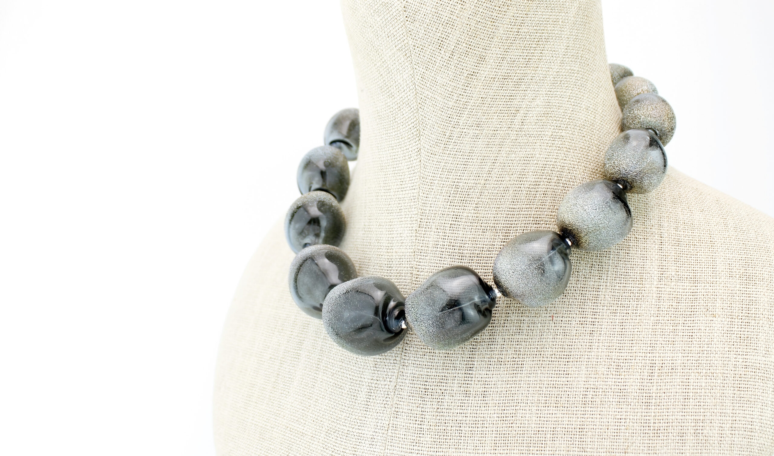 |dark grey| CURVED LINE NECKLACE SILVER DUST - Image 3