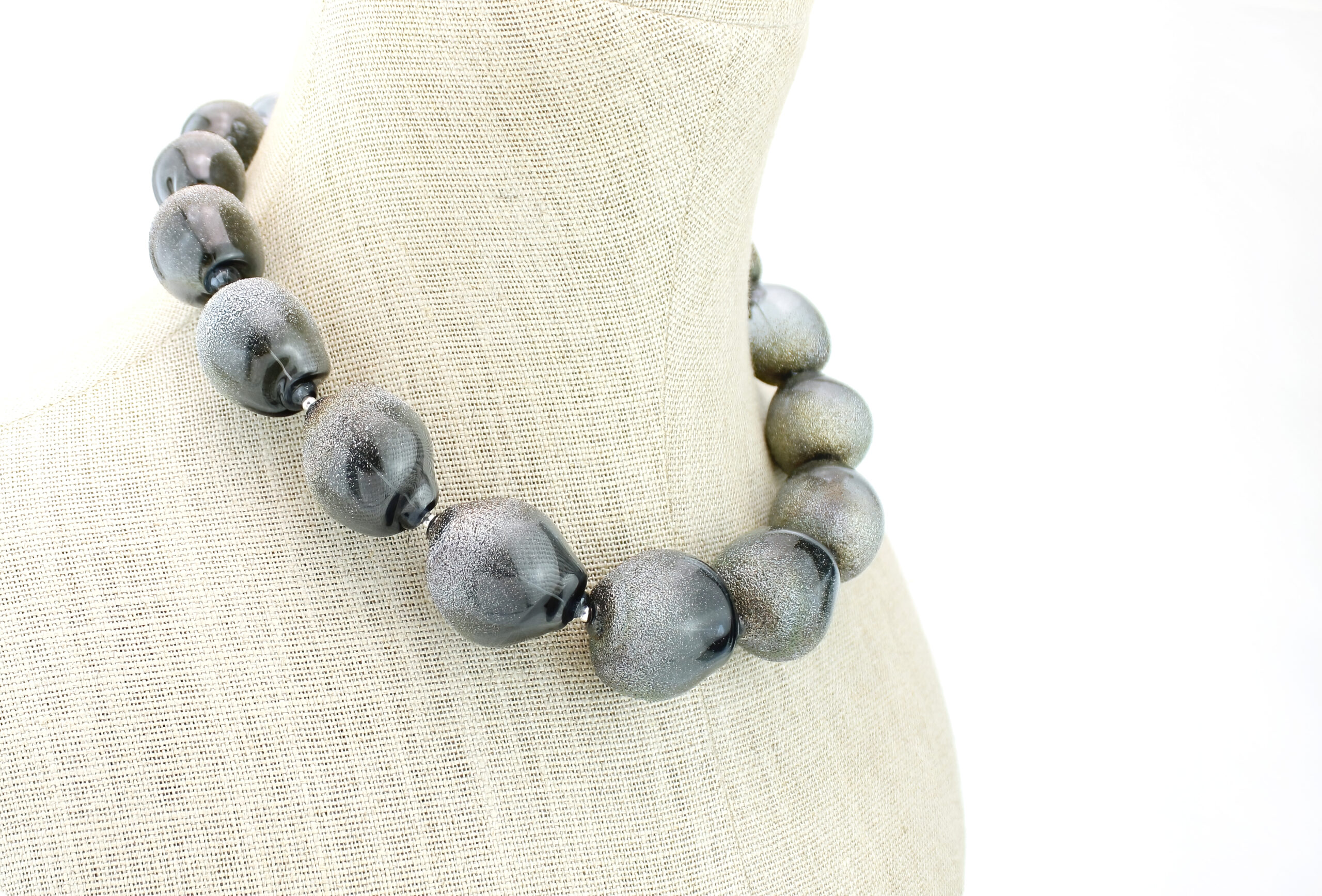 |dark grey| CURVED LINE NECKLACE SILVER DUST - Image 5