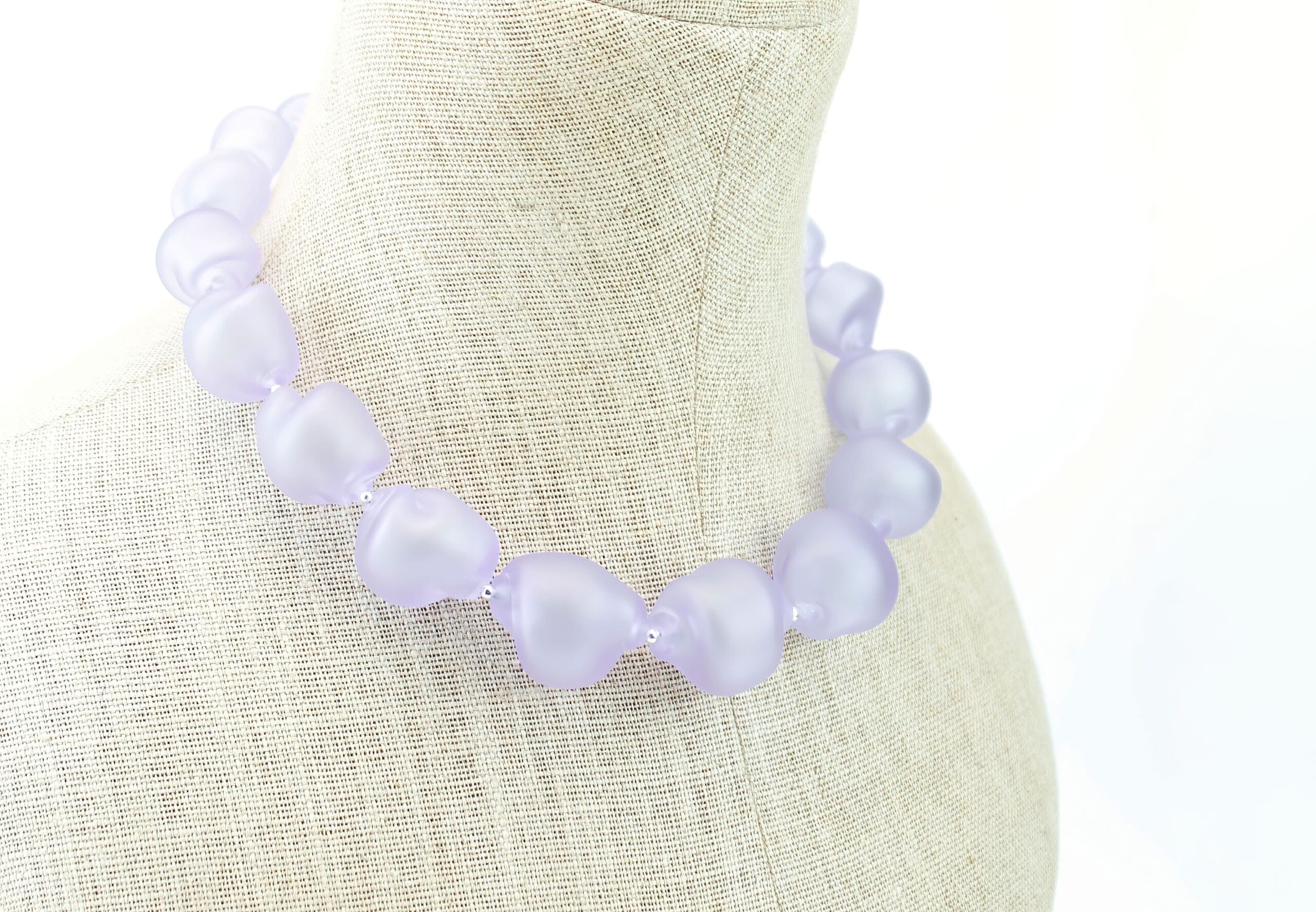 |fuchsia| CURVED LINE NECKLACE - Image 3