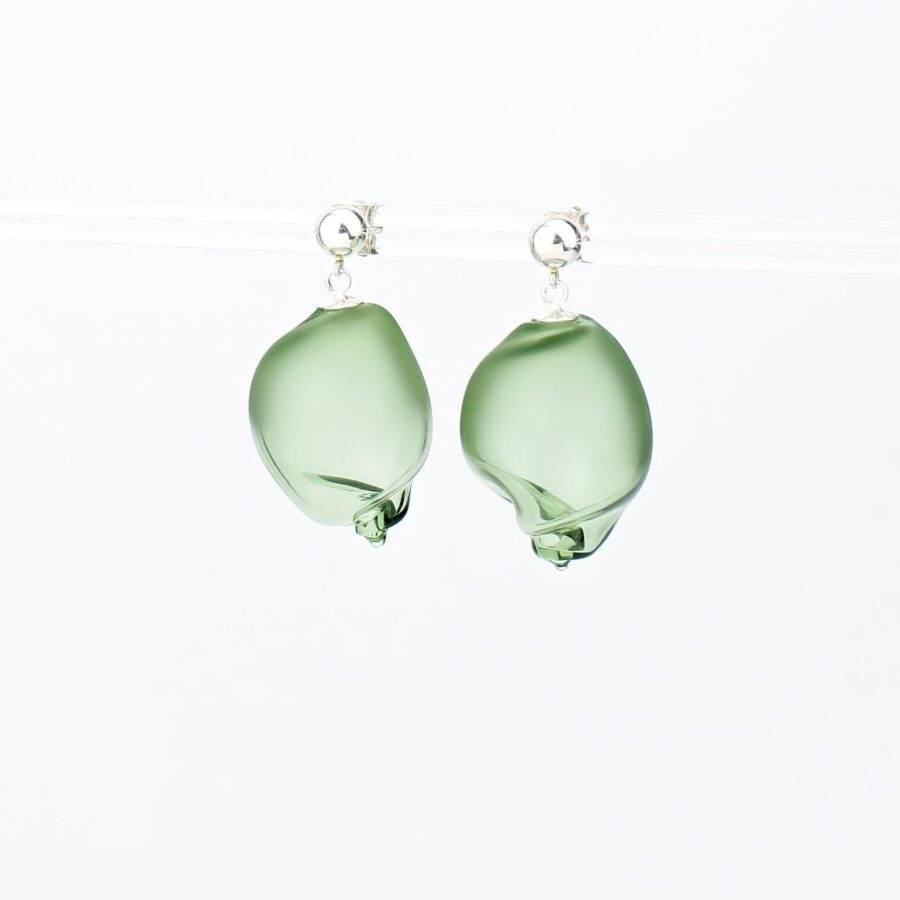 CURVED LINE EARRINGS |pale green|