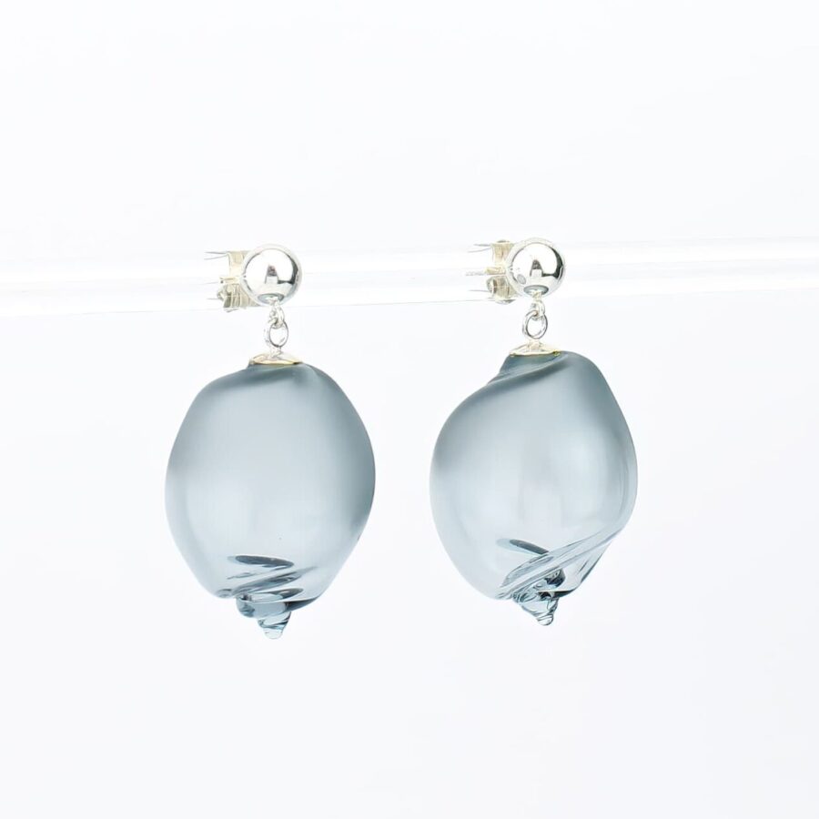 CURVED LINE EARRINGS |light grey|