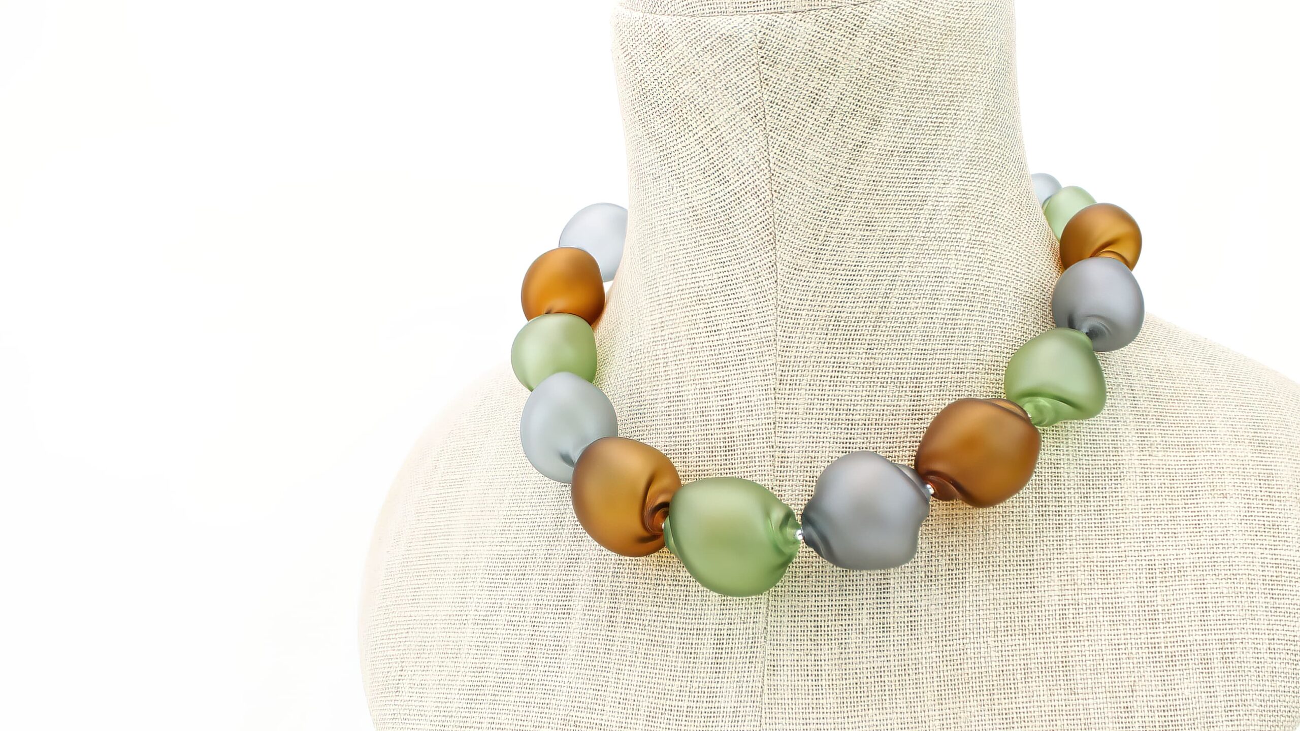 |grey| green| brown | CURVED LINE NECKLACE - Image 3
