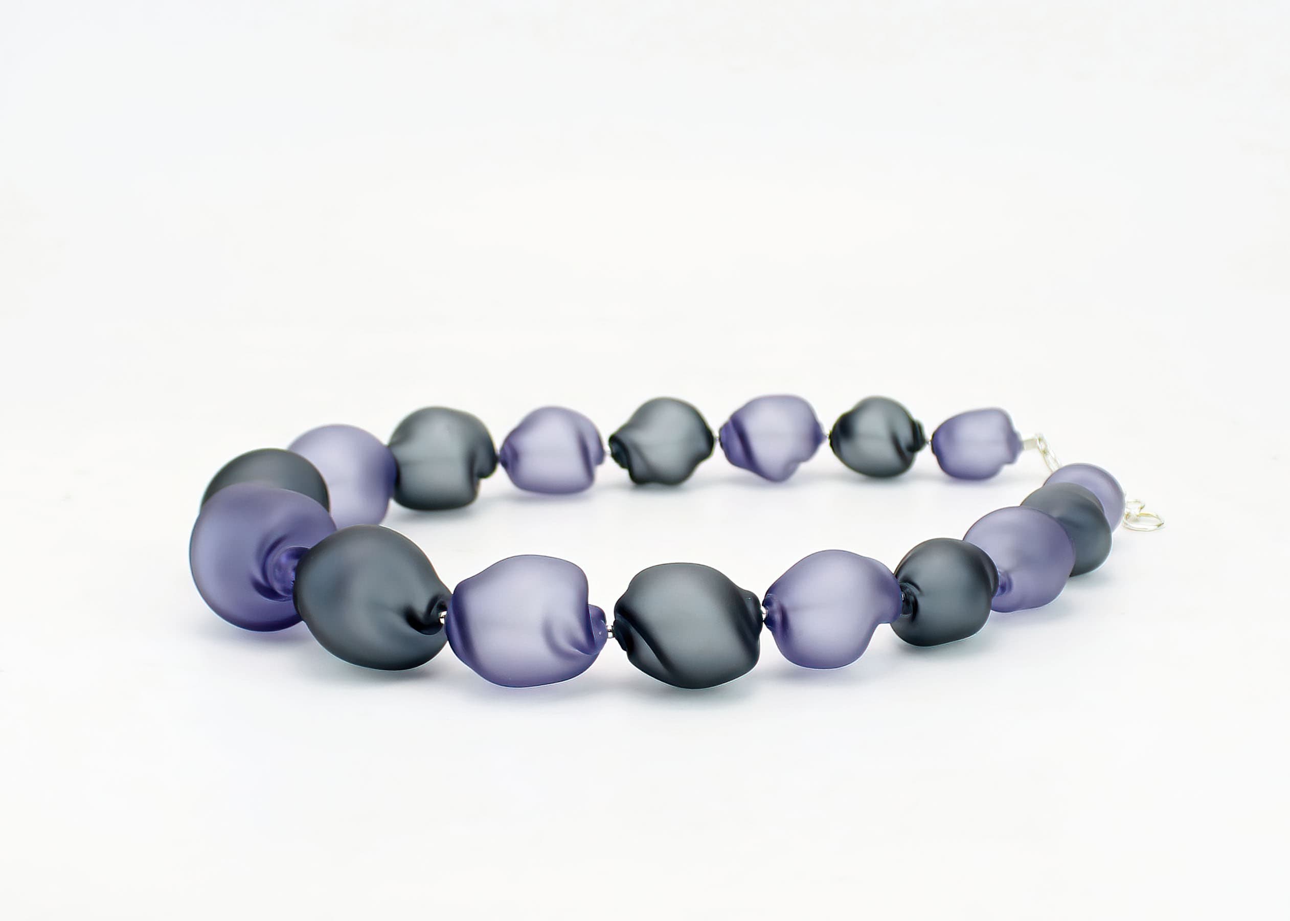 |purple | grey | CURVED LINE NECKLACE - Image 3