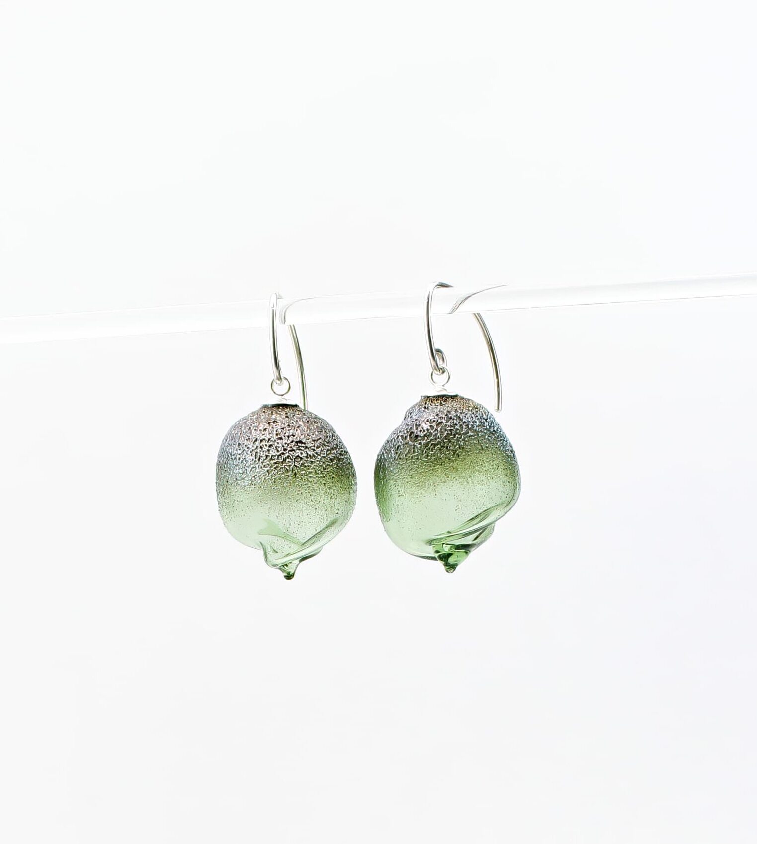 |pale green | SILVER DUST CURVED LINE EARRINGS