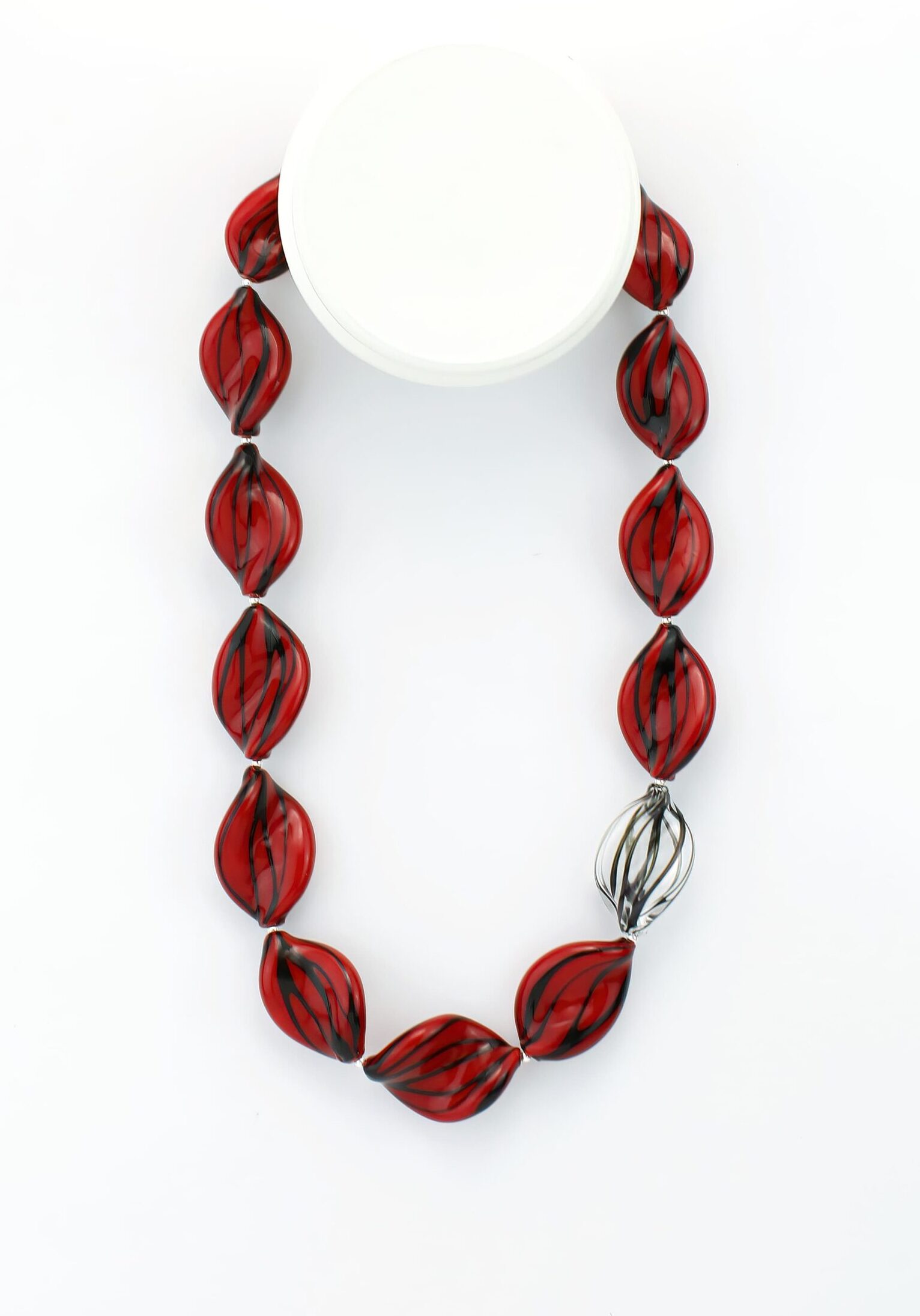 |red| LEAFFORM NECKLACE